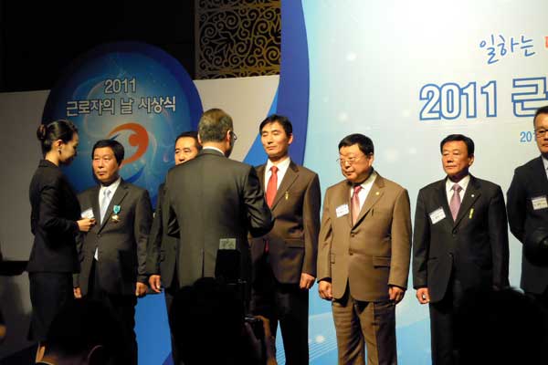 2011근로자의날-철탑산업훈장-수상-전상호과장(2011.04.29)-1 2011근로자의날-철탑산업훈장-수상-전상호과장(2011.04.29)-1