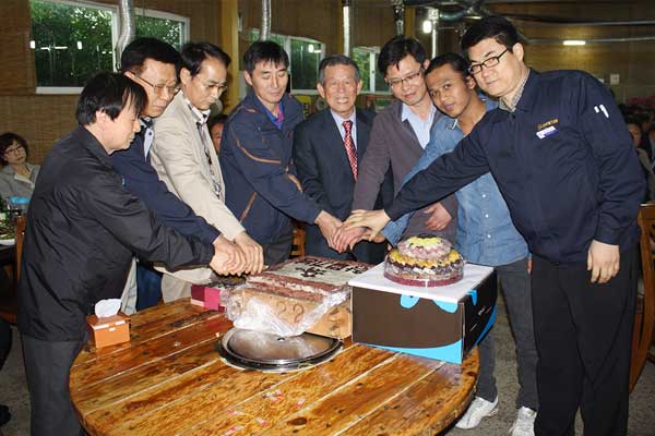 창립-40주년-기념케익-컷팅(2013.04.26)